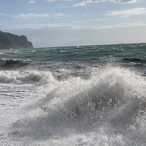 Prorogata ancora allerta meteo per vento forte e temporali, in Costa d'Amalfi possibili mareggiate