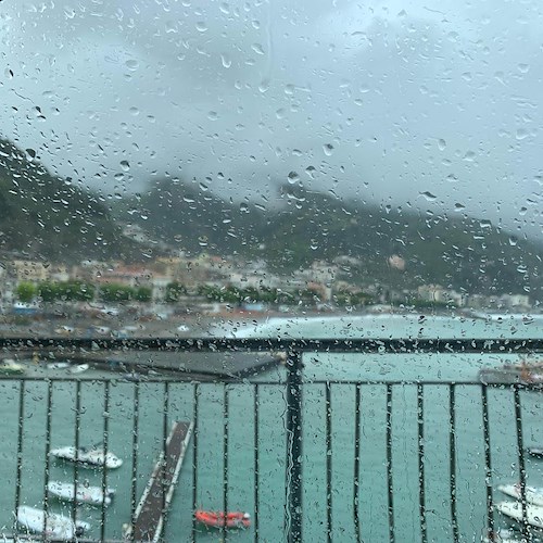Prorogata ancora allerta meteo per vento forte e temporali, in Costa d'Amalfi possibili mareggiate