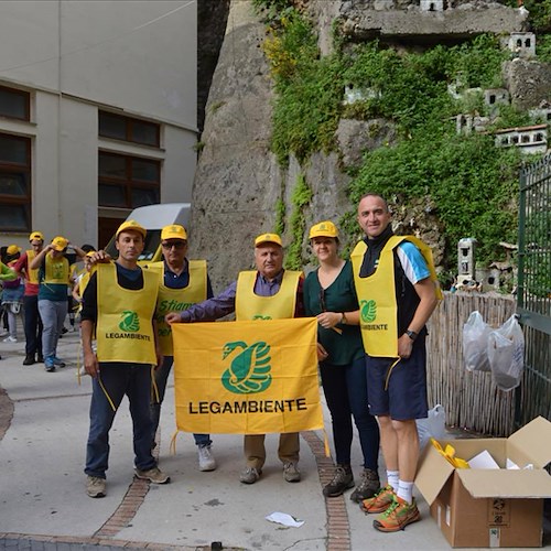 'Puliamo il Mondo': le classi terze di Amalfi alla Valle delle Ferriere per una giornata all'insegna dell'ecologia