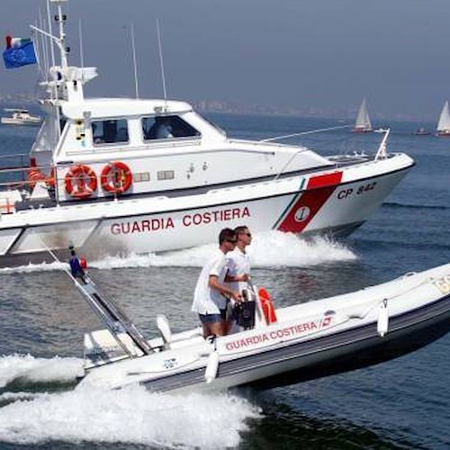 Punto da razza al largo di Amalfi, soccorso da Guardia Costiera