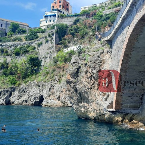 Quando il brivido del rischio spinge a gesti inconsulti: in Costa d’Amalfi ragazzi scavalcano ringhiere per tuffarsi in mare /FOTO