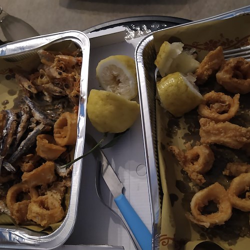 Quarantadue euro per due fritture di pesce da asporto, scontrino fa discutere in Costa d’Amalfi