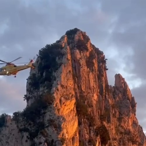 Raggiungono la cima dei faraglioni di Capri ma restano bloccati: soccorsi dal CNSAS della Campania /foto /video