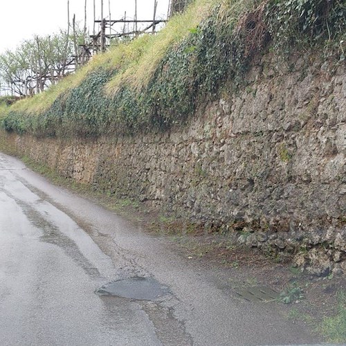 Rattoppi al posto dell'asfalto sulle stradine di Dragonea, Comitato Civico al Comune: «Basta prese in giro!»