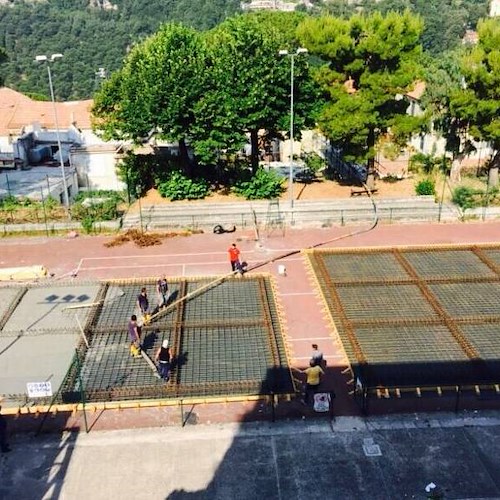 Ravello: a breve le scuole-prefabbricato, lavori in corso al campo da tennis