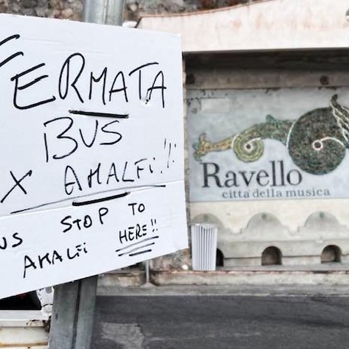 Ravello, al bivio di Castiglione un cartello scritto a mano indica ai turisti la fermata del bus per Amalfi