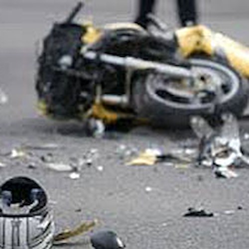 Ravello: asfalto killer, 18enne scivola con lo scooter e finisce in ospedale