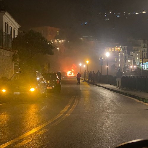 Ravello, auto in fiamme in via Boccaccio /foto /video