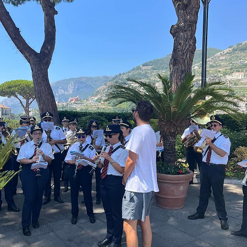 Ravello. Cesare Cremonini torna in Costa d'Amalfi, relax nella città della musica: quale posto migliore per suonare con la banda?