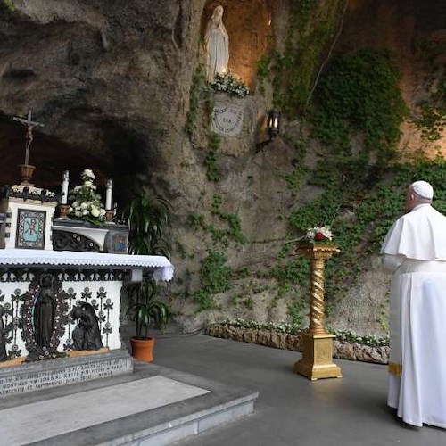 Ravello, domenica al Cimitero recita del Santo Rosario con Papa Francesco da Grotta Lourdes