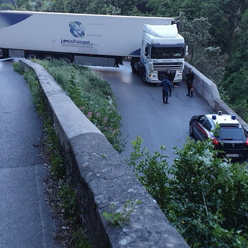 Ravello, dopo 7 ore sbloccato autoarticolato: dalle 13:03 strada riaperta [FOTO-VIDEO]