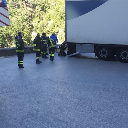 Ravello, dopo 7 ore sbloccato autoarticolato: dalle 13:03 strada riaperta [FOTO-VIDEO]