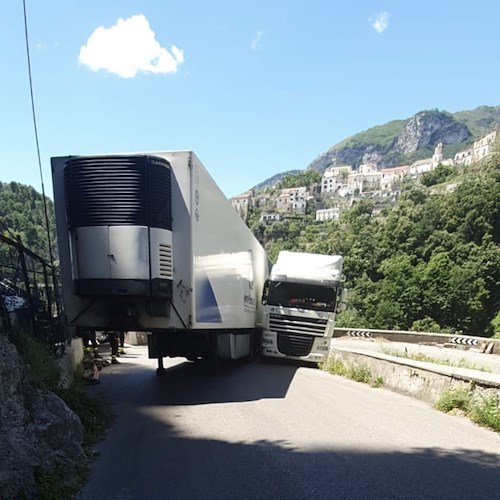 Ravello, dopo 7 ore sbloccato autoarticolato: dalle 13:03 strada riaperta [FOTO-VIDEO]