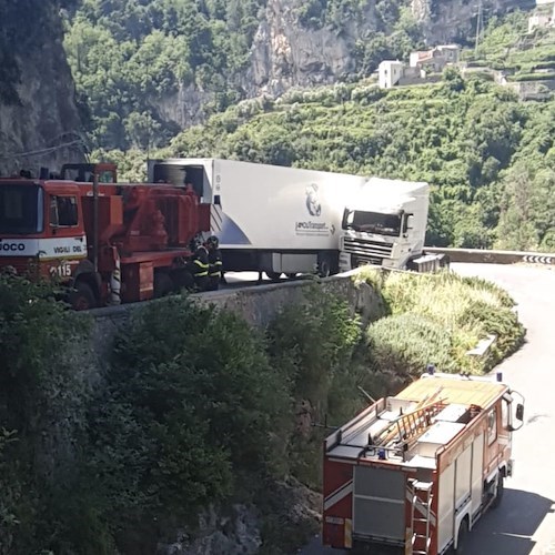 Ravello, dopo 7 ore sbloccato autoarticolato: dalle 13:03 strada riaperta [FOTO-VIDEO]