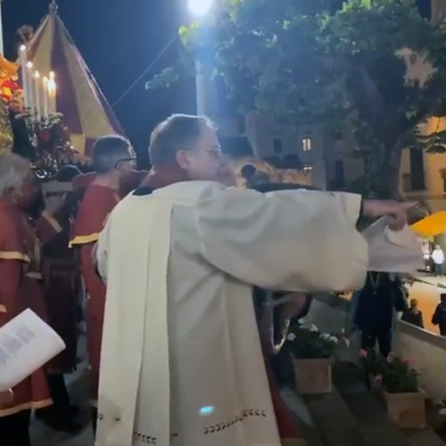 Ravello: duro sfogo del parroco al rientro dalla processione di San Pantaleone /VIDEO