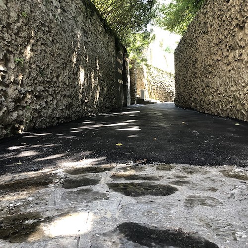 Ravello: e asfalto fu. Antiche mura Villa Rufolo macchiate da bitume, Soprintendenza sta a guardare [FOTO]