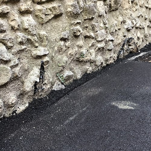 Ravello: e asfalto fu. Antiche mura Villa Rufolo macchiate da bitume, Soprintendenza sta a guardare [FOTO]