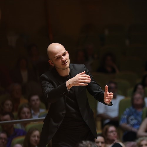 Giuseppe Mengoli sul podio dell’Orchestra Filarmonica “Giuseppe Verdi” di Salerno impegnati in pagine di Wagner, Grieg e Čajkovskij
