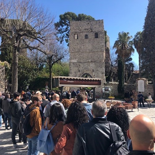 Ravello, file per visite gratuite a Villa Rufolo. Minoranza denuncia disservizi da parte del Comune [VIDEO]