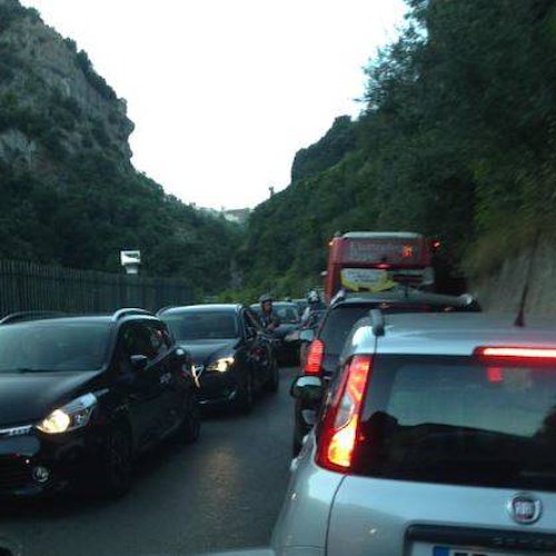 Ravello: fine del turno al semaforo e traffico in tilt a Civita, disagi per residenti e turisti infuriati /FOTO