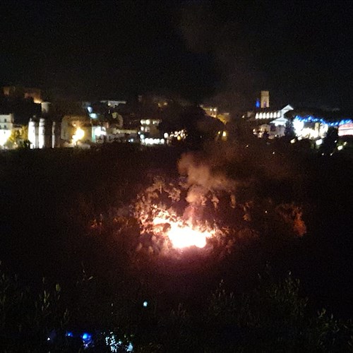 Ravello: fuochi pirotecnici di San Pantaleone provocano incendio, situazione sotto controllo [VIDEO]