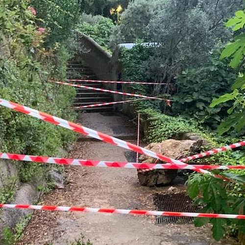 Ravello, grosso masso crolla sulla strada pedonale che porta da Castiglione ad Atrani: inibito l'accesso /foto
