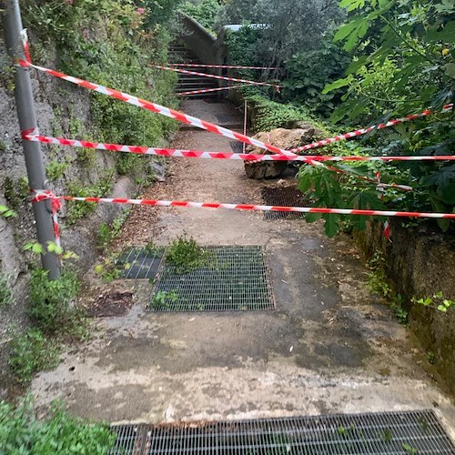 Ravello, grosso masso crolla sulla strada pedonale che porta da Castiglione ad Atrani: inibito l'accesso /foto