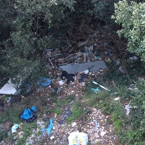 Ravello: i valloni sono discariche di rifiuti pericolosi, Eternit ovunque sotto la strada per Tramonti [FOTO]
