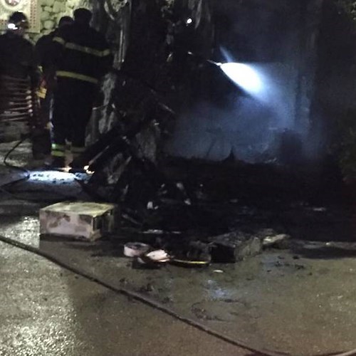 Ravello: in fiamme guardiola del parcheggio, possibile corto circuito interno /FOTO