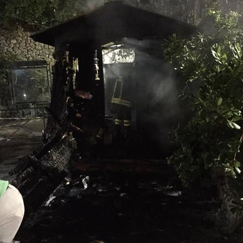 Ravello: in fiamme guardiola del parcheggio, possibile corto circuito interno /FOTO