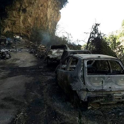Ravello: incendio distrugge deposito auto e minaccia abitazione, fiamme domate da volontari /FOTO