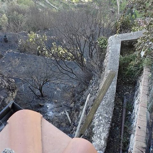 Ravello: incendio distrugge deposito auto e minaccia abitazione, fiamme domate da volontari /FOTO