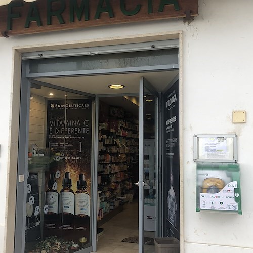 Ravello, installato defibrillatore all’ingresso della Farmacia