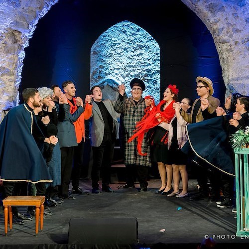 Ravello: “La Ribalta” torna in scena al Teatro di Villa Rufolo con una commedia che guarda agli esordi del 1976