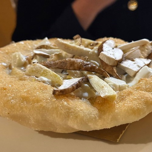 Montanara con burrata, funghi porcini e bucce di limone<br />&copy; Massimiliano D'Uva