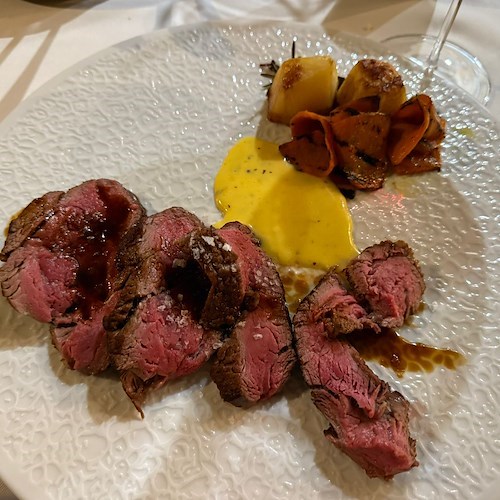 Chateaubriand con salsa bernese, patate al forno, zucca e verza<br />&copy; Massimiliano D'Uva