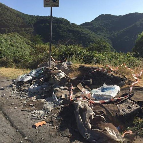 Ravello: lastre di eternit da un anno abbandonate sulla strada, Comune indifferente /FOTO