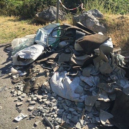 Ravello: lastre di eternit da un anno abbandonate sulla strada, Comune indifferente /FOTO