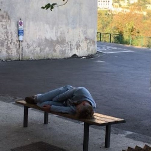 Ravello, notte di bagordi dopo matrimonio: straniero ubriaco dorme su panchina [FOTO]