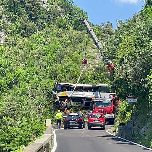 Ravello: operazioni recupero bus concluse, strada riaperta