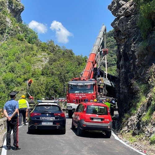 Ravello: operazioni recupero bus concluse, strada riaperta