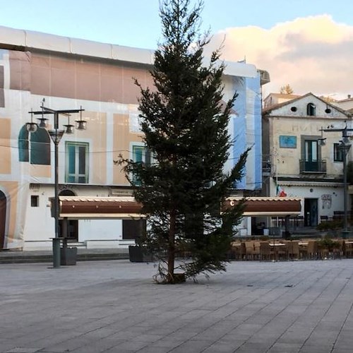 Ravello: prima collocato e poi rimosso, fa discutere l’albero di Natale in piazza /FOTO