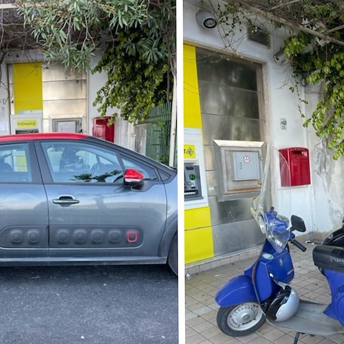 Ravello, rampa per sedia a rotelle sbarrata da motorini in divieto di sosta: disagi all'Ufficio postale