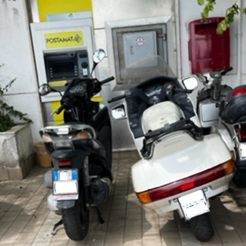 Ravello, rampa per sedia a rotelle sbarrata da motorini in divieto di sosta: disagi all'Ufficio postale