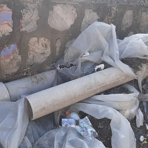 Ravello, rifiuti pericolosi abbandonati su piazzola di sosta [FOTO]