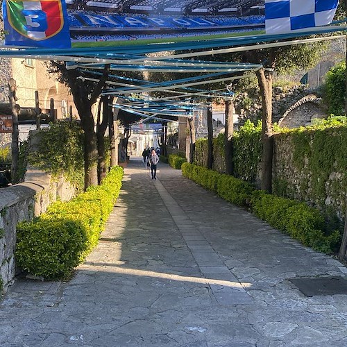 Ravello, sale la febbre azzurra nella Città della Musica. Villa Eva si illumina dei colori del Napoli /Foto Gallery