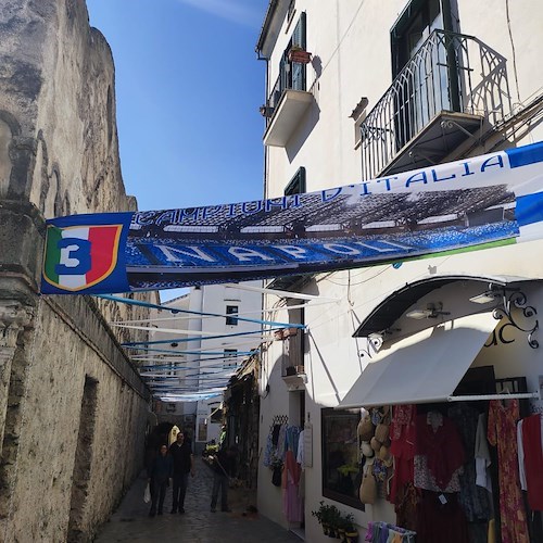 Ravello, sale la febbre azzurra nella Città della Musica. Villa Eva si illumina dei colori del Napoli /Foto Gallery