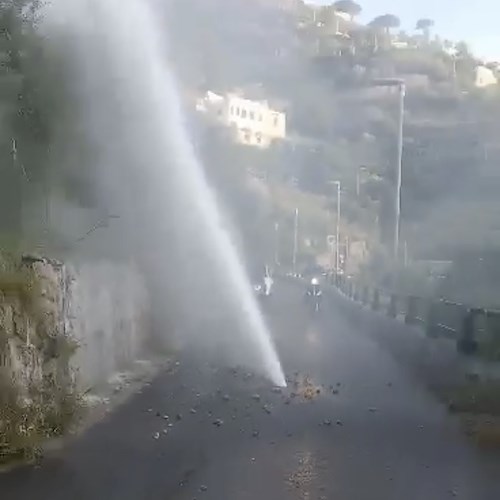 Ravello: scoppia la condotta idrica, a Via Zia Marta getto d'acqua impedice il passaggio [VIDEO]
