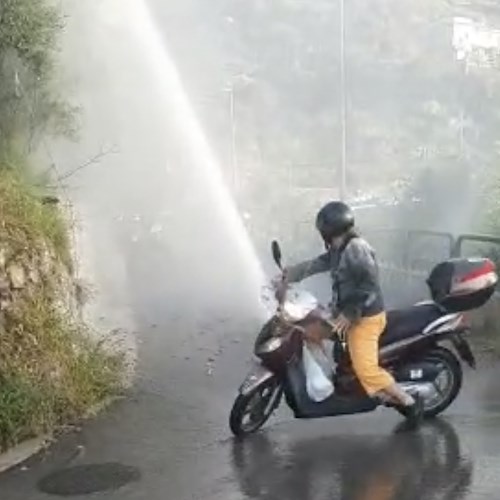 Ravello: scoppia la condotta idrica, a Via Zia Marta getto d'acqua impedice il passaggio [VIDEO]