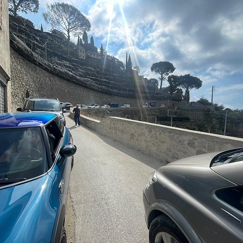 Ravello, semafori in tilt a Civita: traffico bloccato per oltre un’ora /FOTO e VIDEO
